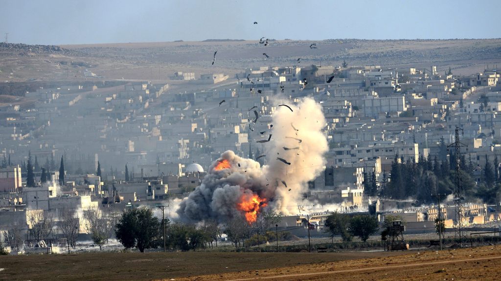 Una explosión tras un presunto ataque de las fuerzas de la coalición lideradas por Estados Unidos en el enclave kurdo de Kobani, Siria.