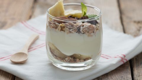 Yogur con banana y granola