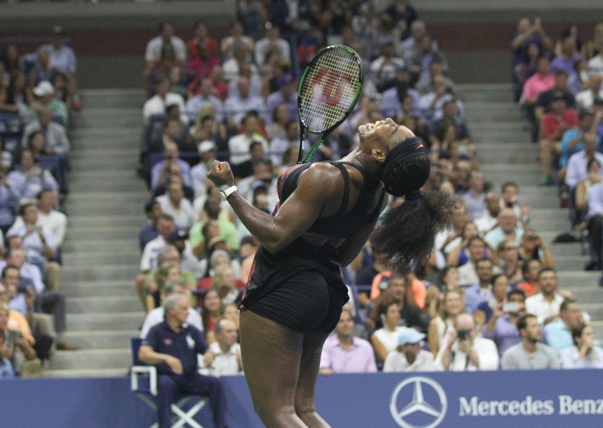 Serena Williams festeja su triunfo en cuartos de final del US OPEN sobre su hermana Venus en 3 sets.

