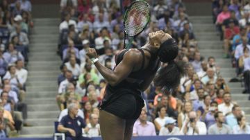 Serena Williams festeja su triunfo en cuartos de final del US OPEN sobre su hermana Venus en 3 sets.