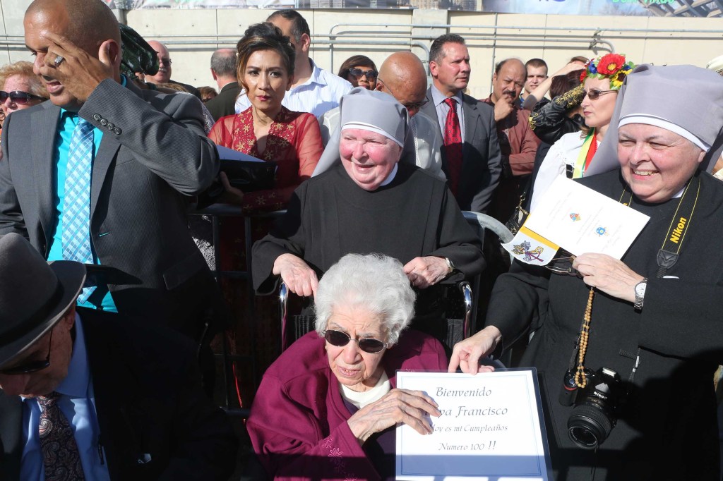 Una anciana que cumplía 100 años trató de llamar la atención del Papa con un cartel. 