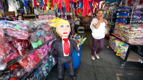 Las piñatas con la imagen del precandidato presidencial republicano comenzaron a aparecer en México desde el momento en que Trump declaró que los mexicanos solo traían criminalidad a este país. Pero ya están en muchas de las tiendas de piñatas de Los Ángeles, especialmente en lo que se conoce como el "distrito de las piñatas" en el centro de Los Ángeles, en la esquina de las calles Alameda y Olympic.