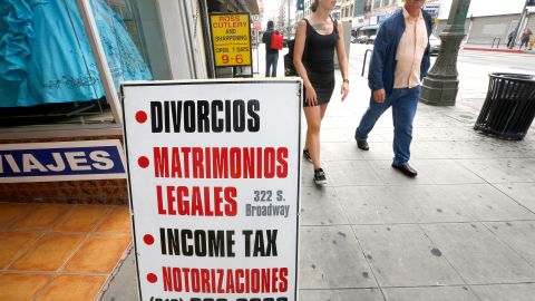 Los matrimonios 'por papeles' son un problema que intentan detener las autoridades de migración.