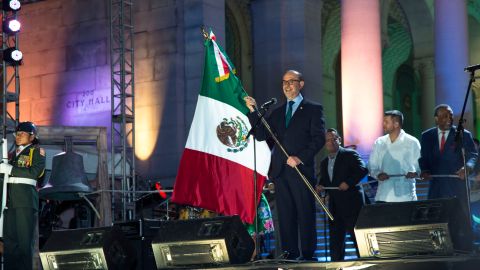 El cónsul mexicano en LA, Carlos Sada, da el tradicional Grito en el Ayuntamiento. /Ciro Cesar