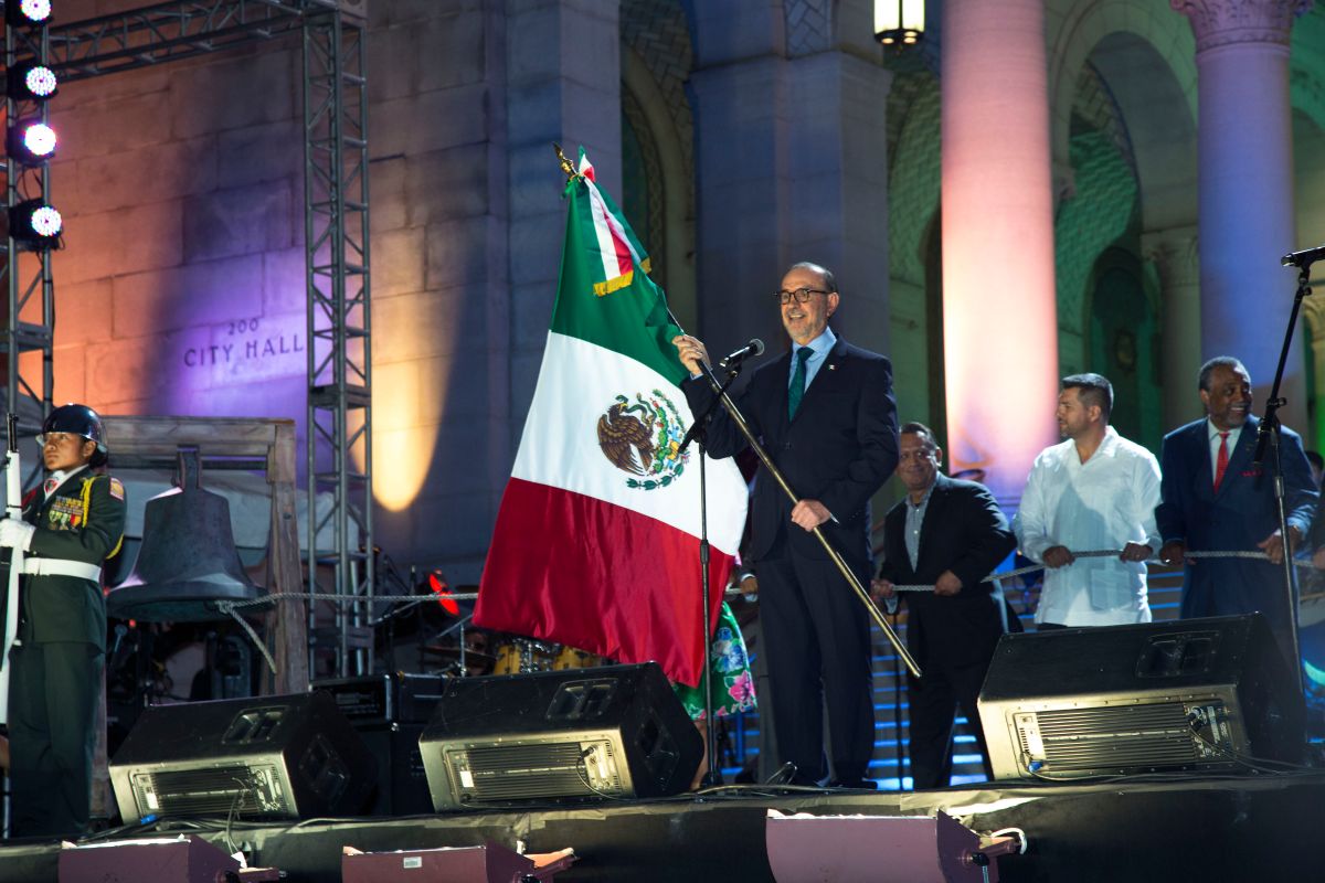 El cónsul mexicano en LA, Carlos Sada, da el tradicional Grito en el Ayuntamiento. /Ciro Cesar