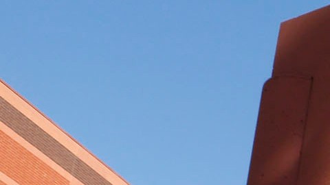 Jonathan Amado y Karen Martínez no han sentido el peso de ser alumnos novatos en la universidad Cal State Los Ángeles (CSULA).