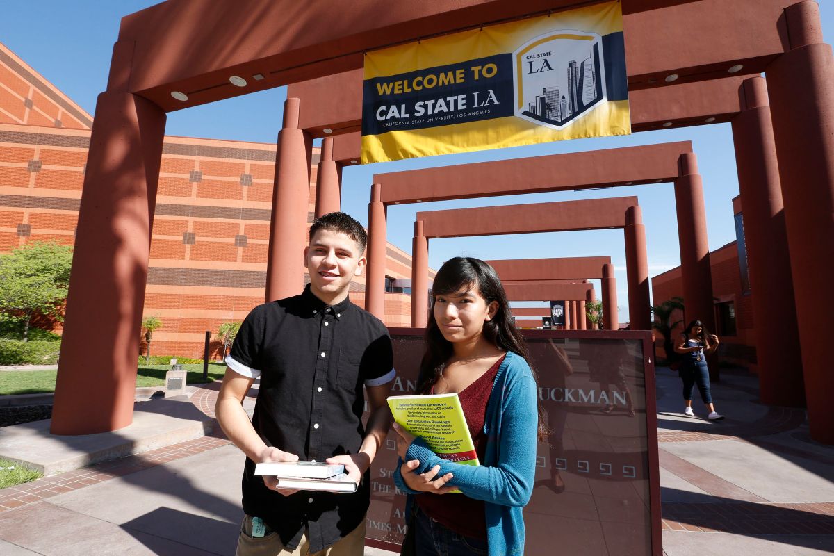 California ofrece becas para estudiantes indocumentados y de bajos recursos.