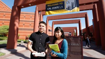 Jonathan Amado y Karen Martínez no han sentido el peso de ser alumnos novatos en la universidad Cal State Los Ángeles (CSULA).