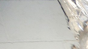 Leslie Thomson demuestra lo más novedosos en el análisis de muestras de sangre en el laboratorio del Buró de Servicios Científicos de Los Ángeles.