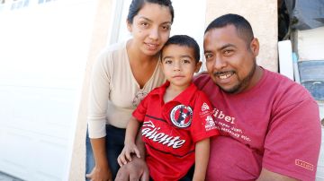 José Ortiz Cruz junto a su esposa Nancy y su hijo Manuel de cuatro años. El es una de las personas que logró regresar después de ser deportado ilegalmente.