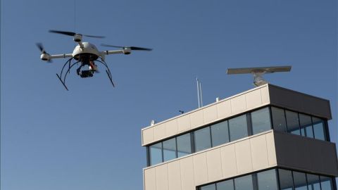 Un hombre es acusado de interferir en una investigación policial usando su drone. /Archivo