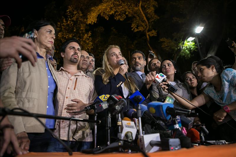 Lilian Tintori, esposa del dirigente opositor Leopoldo López, condenado a 13 años y 9 meses de prisión, afirmó que con esa condena "injusta" se ratifica que en Venezuela se vive "en dictadura", al tiempo que llamó a la calma y a "no caer en provocaciones".
