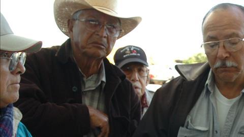 Ventura Gutiérrez Méndez (2d), coordinador binacional de la Alianza de ex Braceros Braceroproa, revisa el pasado fin de semana en Mexicali.