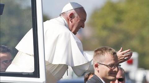 Sophie Cruz, de 5 años, se brincó la barda de seguridad para llegar al Papa.