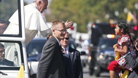 Sophie Cruz, de 5 años, se brincó la barda de seguridad para llegar al Papa.