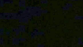 Varias personas se preparan para dormir a la intemperie en una zona alta  en la localidad costera de Arica, Chile, tras un nuevo sismo.