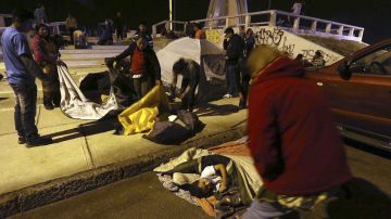 Varias personas se preparan para dormir a la intemperie en una zona alta  en la localidad costera de Arica, Chile, tras un nuevo sismo.