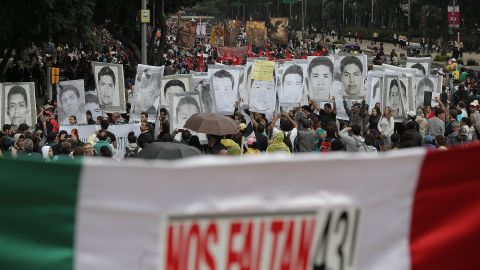 Miles marchan con pancartas en Ciudad de México en el aniversario de la desaparición de 43 estudiantes de la Escuela Normal Rural de Ayotzinapa.