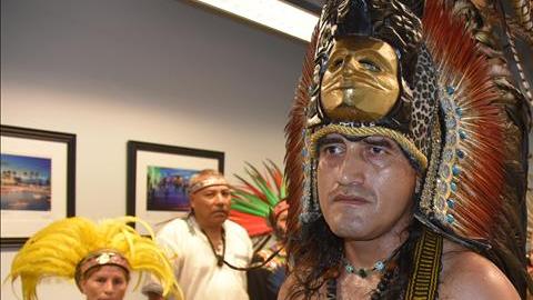 Danzantes aztecas rezan al bailar para que caiga lluvia.