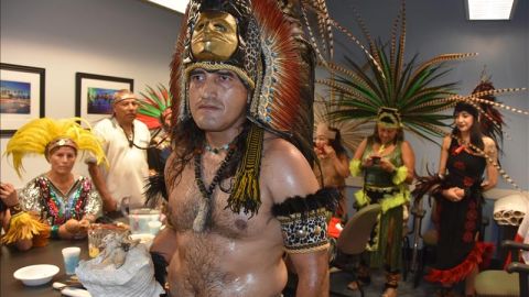 Danzantes aztecas rezan al bailar para que caiga lluvia.