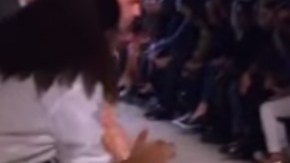 La modelo terminó con algunos raspones en sus rodillas.