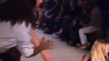 La modelo terminó con algunos raspones en sus rodillas.