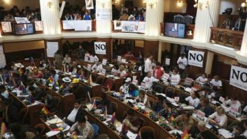 El debate en la Asamblea Legislativa de Bolivia se extendió por 20 horas.