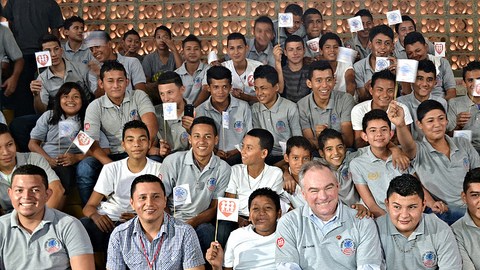 El senador Tim Kaine en la escuela técnica jesuita El Progreso, Honduras.