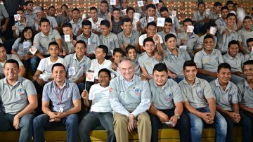 El senador Tim Kaine en la escuela técnica jesuita El Progreso, Honduras.