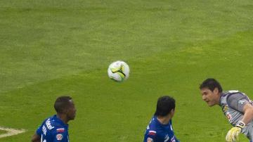 El gol de último segundo del portero del América, Moisés Muñoz, sobre Cruz Azul, en la final del Clausura 2013. Foto: MEXSPORT.