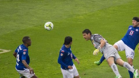 El gol de último segundo del portero del América, Moisés Muñoz, sobre Cruz Azul, en la final del Clausura 2013. Foto: MEXSPORT.