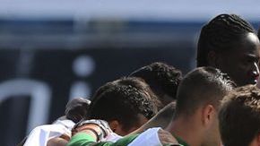 Jugadores de la selección portuguesa de fútbol guardan un minuto de silencio por la crisis de refugiados en Europa.