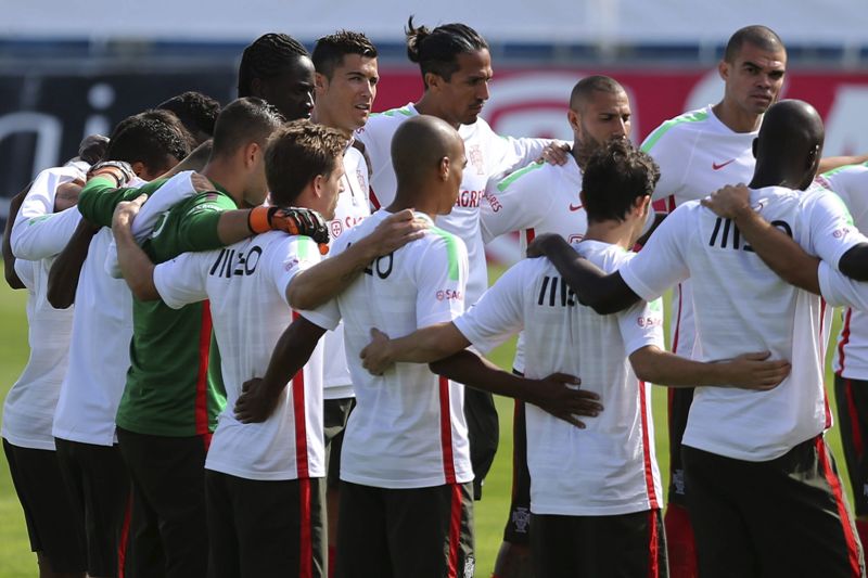 Jugadores de la selección portuguesa de fútbol guardan un minuto de silencio por la crisis de refugiados en Europa.