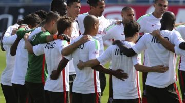 Jugadores de la selección portuguesa de fútbol guardan un minuto de silencio por la crisis de refugiados en Europa.