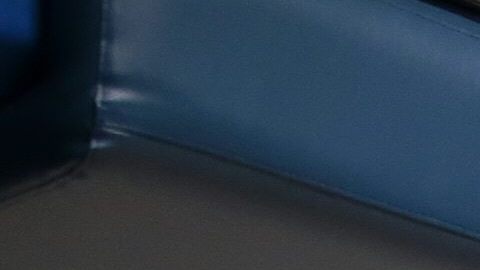 El jugador Eloy Camacho de República Dominicana tira a la canasta ante Mathias Calfani de Uruguay.