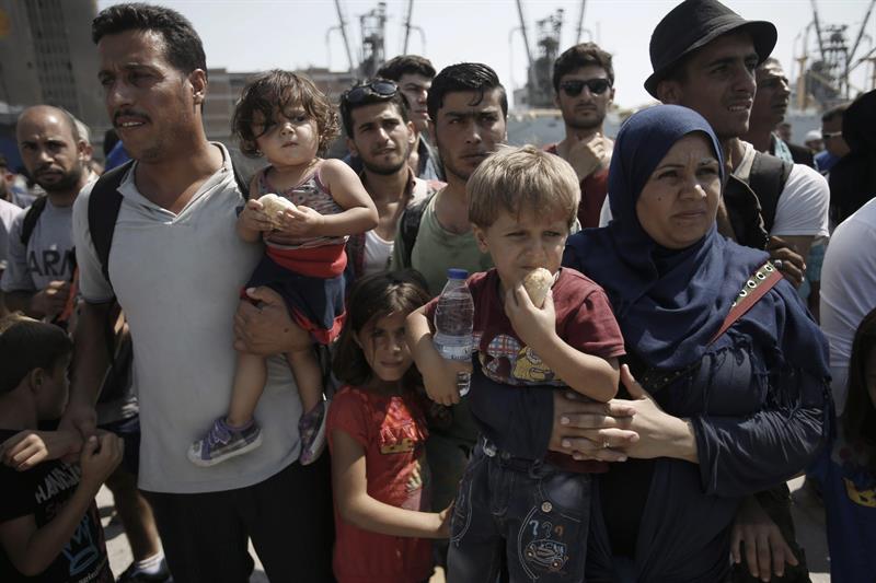 Refugiados de Siria esperan abordar un tren en Turquía.
