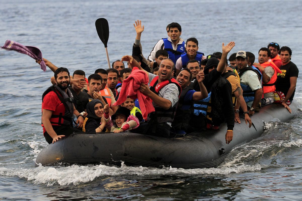 Varios refugiados sirios llegan en una lancha a la costa de Mitilene, en la isla de Lesbos, Grecia.