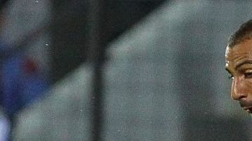 El jugador del Beskitas turco sale al paso para defender a CR7.