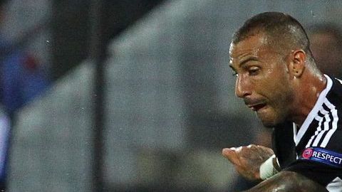 El jugador del Beskitas turco sale al paso para defender a CR7.