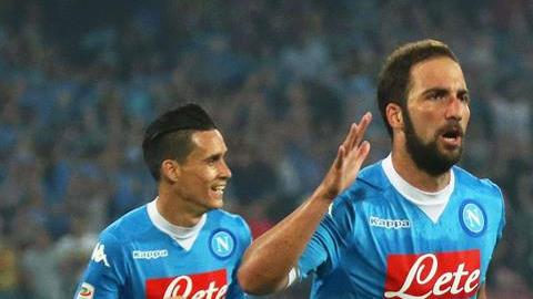 Gonzalo Higuaín festejando uno de sus dos goles en el Stadio San Paolo.
