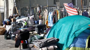 Los centros de ayuda ofrecen ropa a las personas sin hogar.
