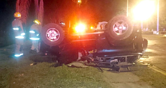 Alejandro Fernández dejó abandonado el vehículo en el que se accidentó la madrugada del miércoles. Así quedó el  auto. 