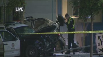 Una persecución en Sur LA terminó en un choque entre los autos de la policía y los sospechosos.