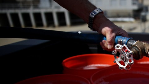 Para obtener el agua, todo lo que debes hacer es llevar recipientes donde colocarla.