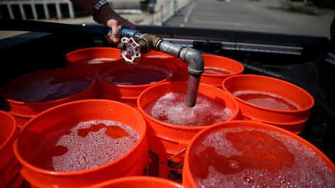 Para obtener el agua, todo lo que debes hacer es llevar recipientes donde colocarla.