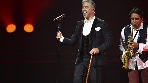 El cantante mexicano Alejandro Fernández en pleno concierto en el centro Mandalay Bay en Las Vegas anoche.