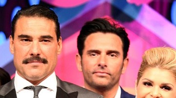 Harry Geither, en el fondo, con Eduardo Yanez, Itatí Cantoral y Ernesto Laguardia, al frente, en la presentación de la telenovela "Amores con trampa".