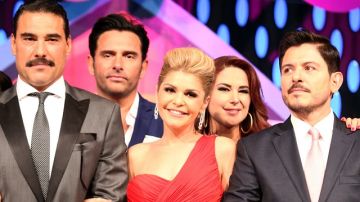 Harry Geither, en el fondo, con Eduardo Yanez, Itatí Cantoral y Ernesto Laguardia, al frente, en la presentación de la telenovela "Amores con trampa".