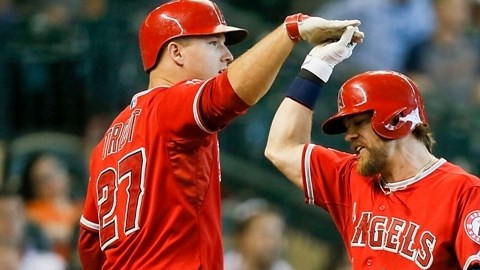 Mike Trout recibe a Collin Cowgill tras anotar carrera en la octava entrada en el Minute Maid Park.