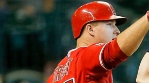 Mike Trout recibe a Collin Cowgill tras anotar carrera en la octava entrada en el Minute Maid Park.